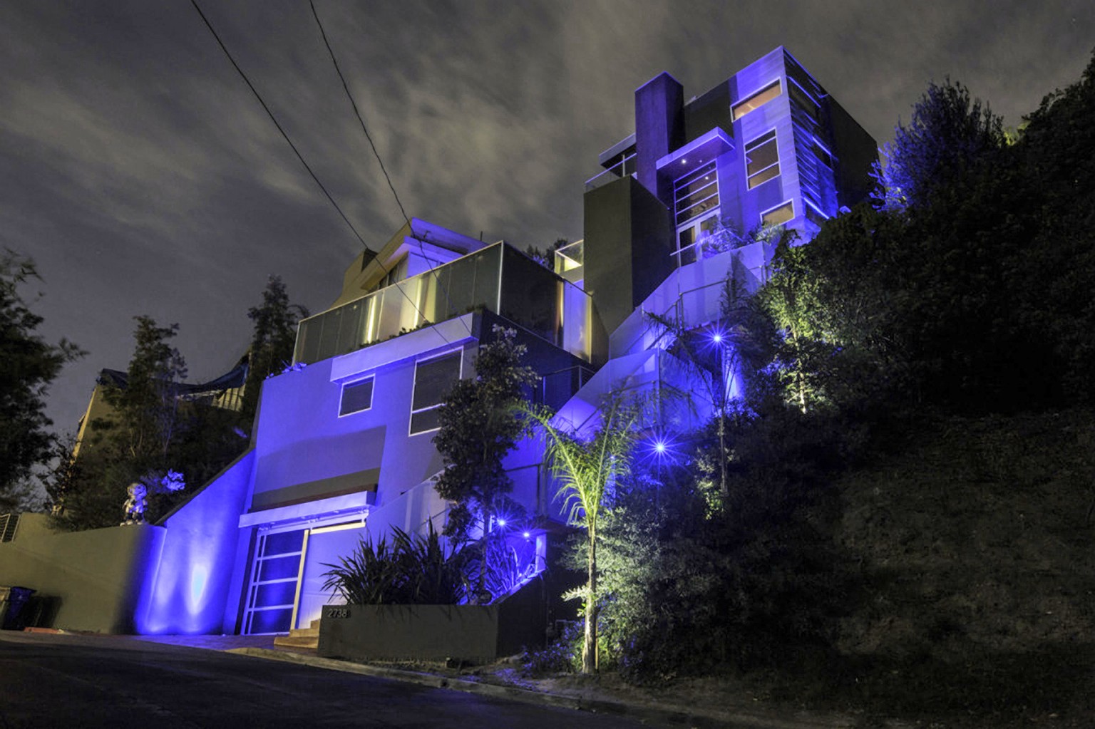 Hollywood Hill, Kalifornien. Hier wohnt – nein hier wohnt niemand. Das Zwei-Millionen-Gebäude steht momentan leer. Doch wem gehört es? A: Jimi Blue Ochsenknecht B: Dracula C: Chris Brown 