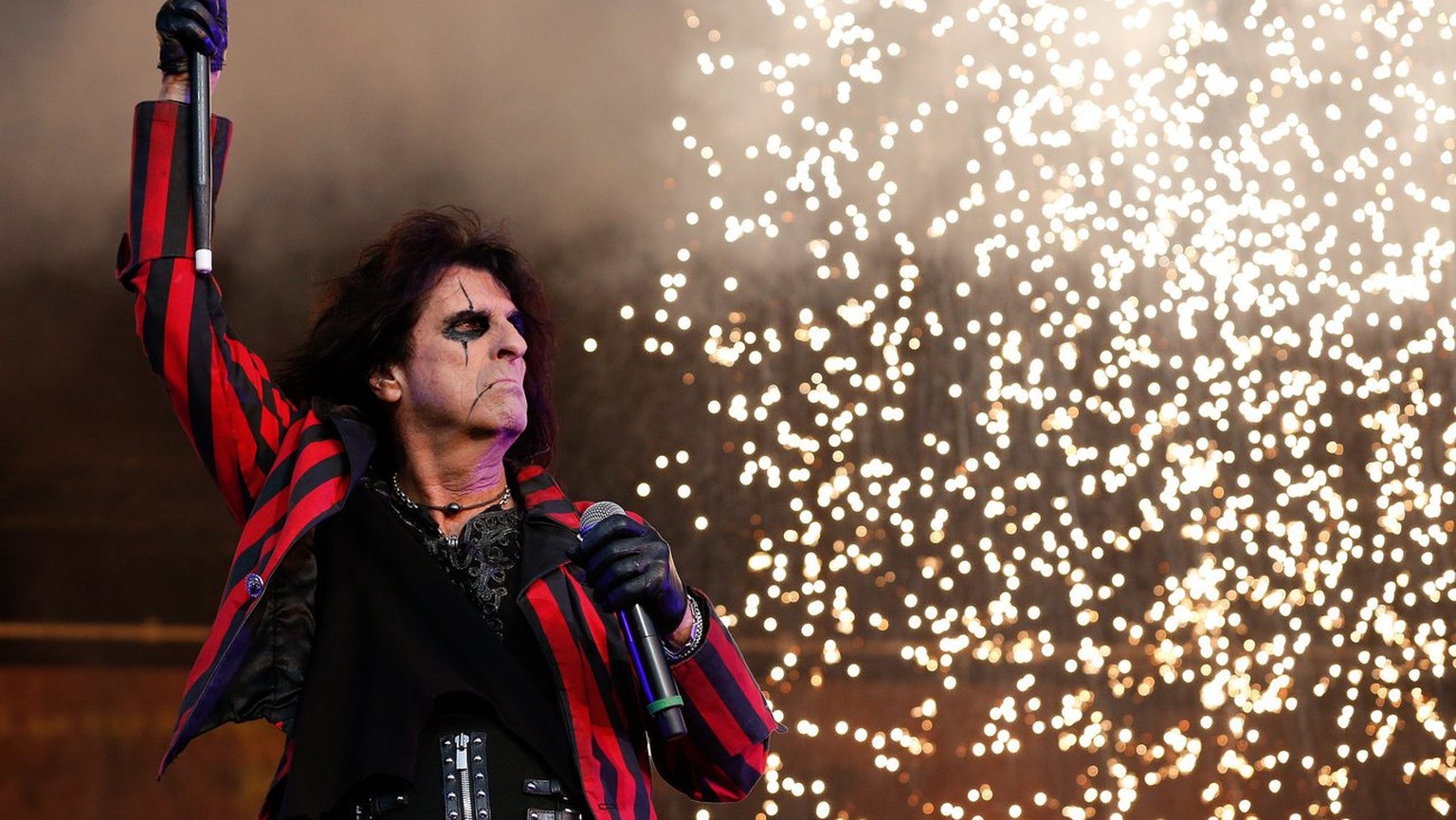 epa03812402 US rock singer Alice Cooper performs at the 24th Wacken Open Air Festival, in Wacken, Germany, 03 August 2013. The heavy metal festival runs from 01 to 03 August. EPA/AXEL HEIMKEN