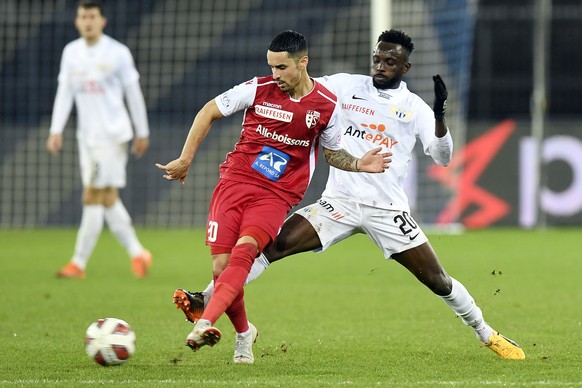 Der Zuercher Ousmane Doumbia, rechts, gegen Musa Araz, links, von Sion beim Fussballmeisterschaftsspiel der Super League FC Zuerich gegen den FC Sion im Stadion Letzigrund in Zuerich am Mittwoch, 23.  ...