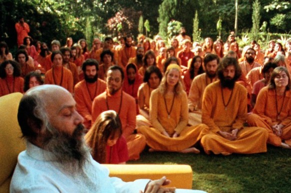 «Osho» mit Anhängerschaft. Das Bild ist aus der Schweizer Dokumentation «Guru – Bhagwan, His Secretary &amp; His Bodyguard» von 2010.