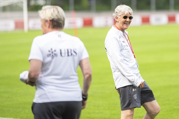 Cheftrainerin Pia Sundhage, rechts, lacht vor einem Training der Schweizer Frauen Fussball Nationalmannschaft, am Dienstag, 10. Juni 2025 in Grenchen. Das Schweizer Frauen Nationalteam befindet sich i ...