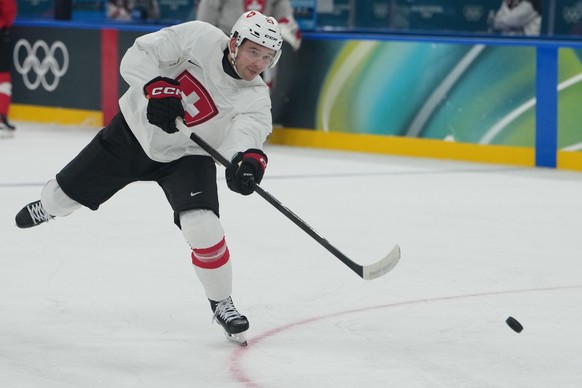 Switzerland's Philipp Kurashev takes a shot during men's ice hockey practice at the 2026 Winter Olympics, in Milan, Italy, Sunday, Feb. 8, 2026. (AP Photo/Carolyn Kaster)
Philipp Kurashev