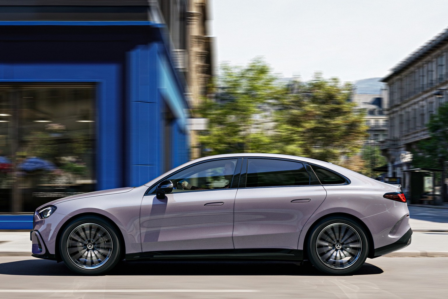 Der neue Mercedes-Benz C 400 4MATIC elektrisch. Energieverbrauch kombiniert: 18,6-14,2 kWh/100 km | CO₂-Emissionen kombiniert: 0 g/km | CO₂-Klasse: A [1] Exterieur: AMG Line Plus; lavender silver ...