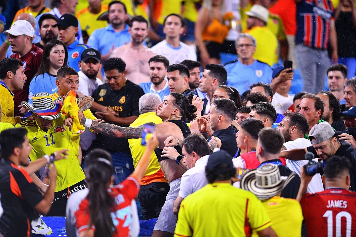 RECORD DATE NOT STATED Copa America USA 2024 Uruguay 0-1 Colombia - Semifinal Darwin Nunez of Uruguay fights with Fans o Aficion during the CONMEBOL Copa America 2024 Semi-final match between Uruguay  ...