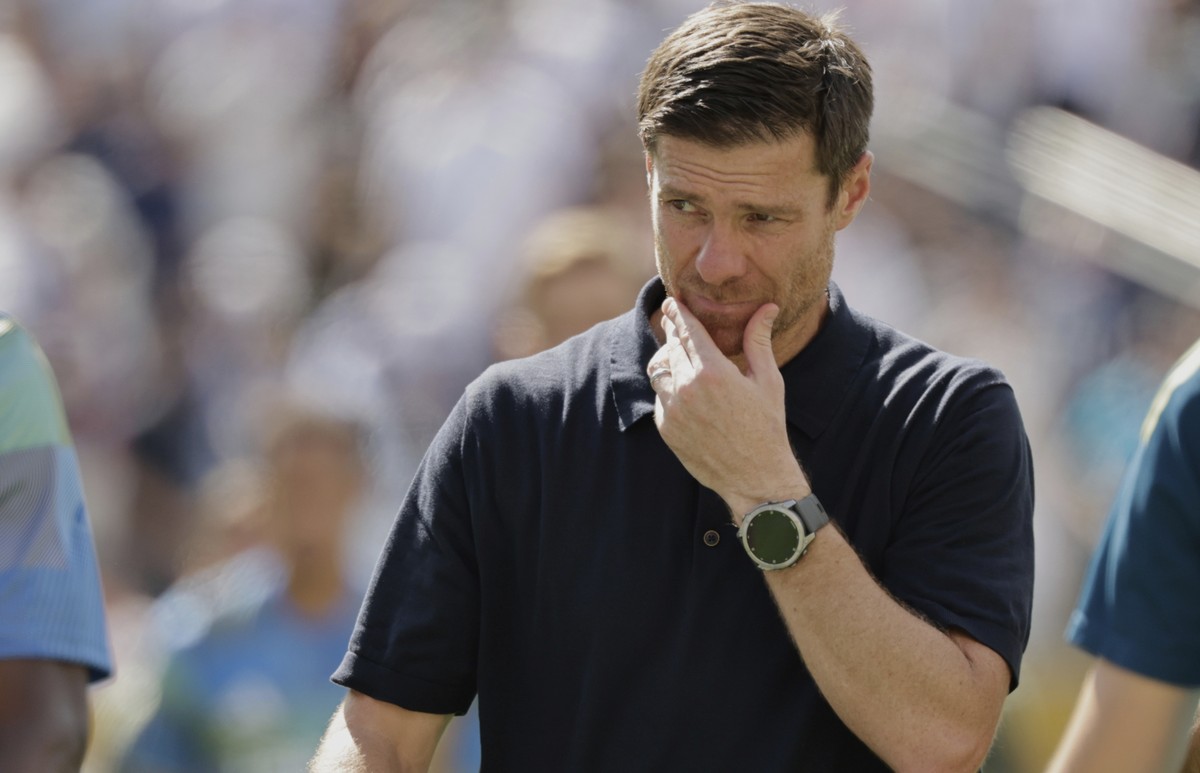 Real Madrid manager Xabi Alonso reacts during the Club World Cup semifinal soccer match between PSG and Real Madrid in East Rutherford, N.J., Wednesday, July 9, 2025. (AP Photo/Adam Hunger)
CWC PSG Re ...