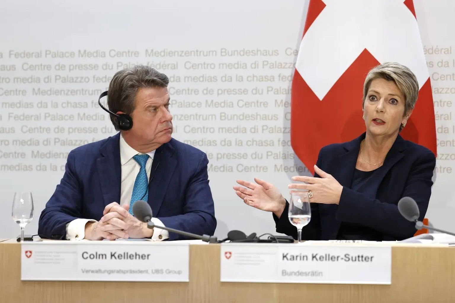Geschichtsträchtiger Moment: Karin Keller-Sutter und UBS-Präsident Colm Kelleher geben die Notübernahme der CS bekannt.
