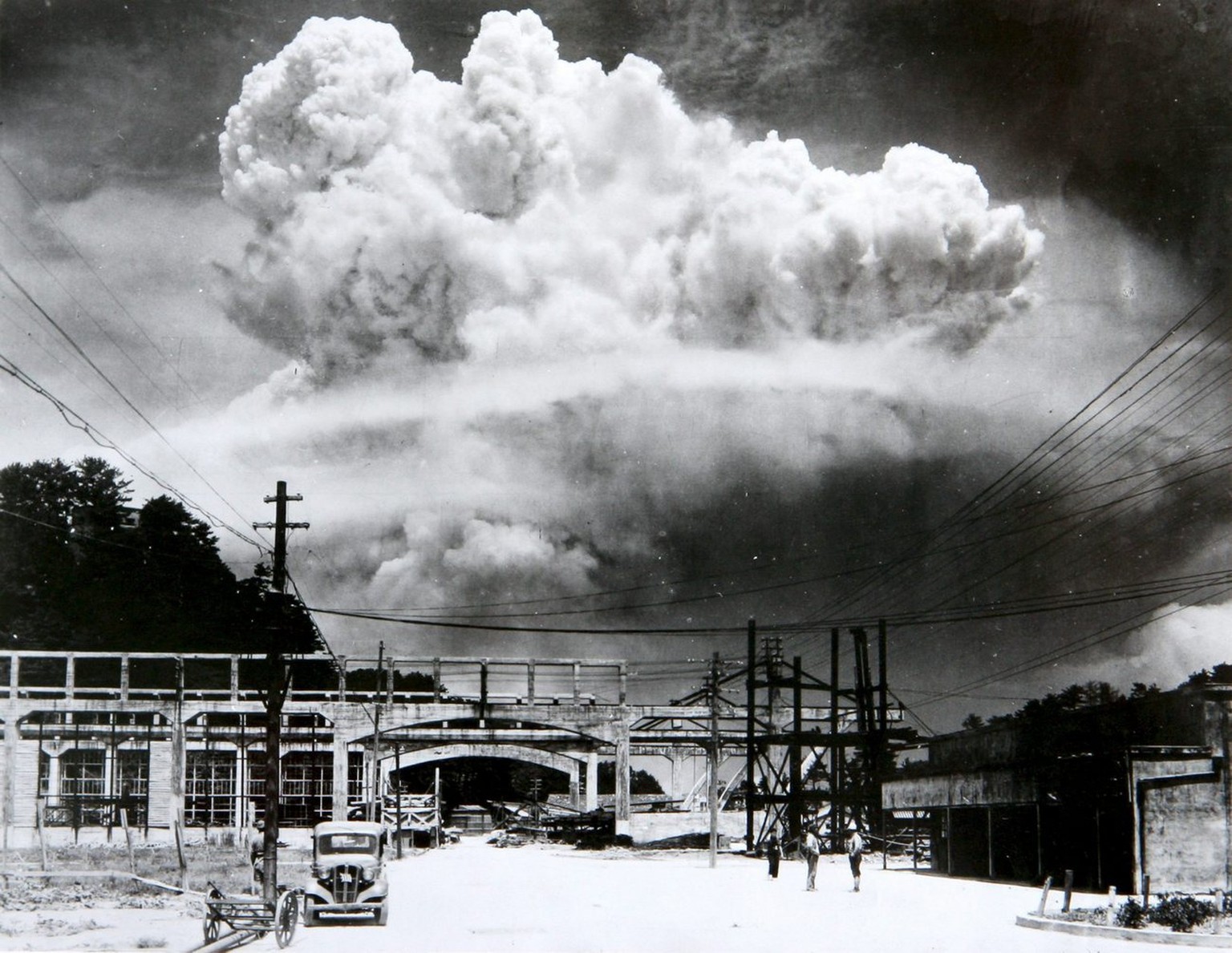 View of the mushroom cloud photographed from the ground of the August 9, 1945 atomic bombing of Nagasaki. Nagasaki will mark the 60th anniversary of its atomic bombing 9 August 2005. (KEYSTONE/EPA/NAG ...