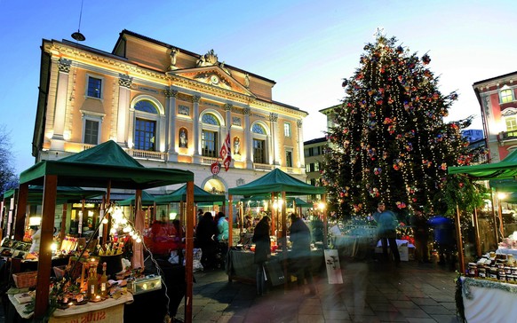 Der Weihnachtsmarkt auf der Piazza della Riforma in Lugano.