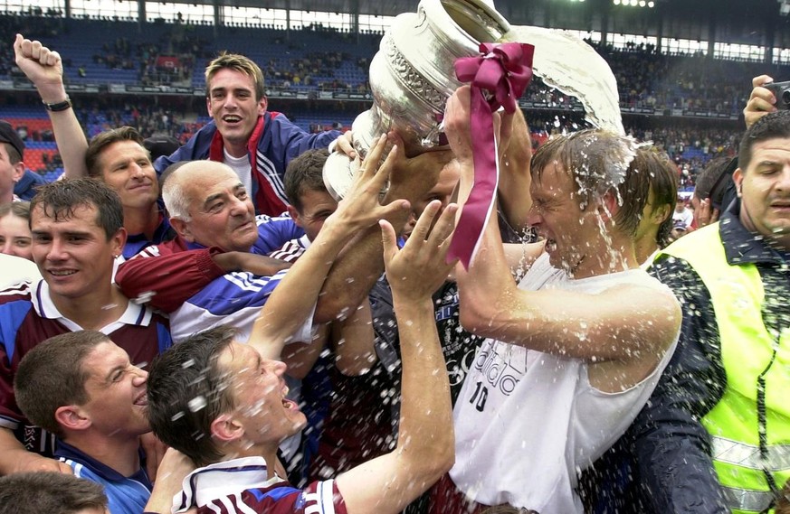 Unterstuetzt von Alex Frei, links unten, und seinen anderen Teamkollegen, leert sich Goran Obradovic, rechts, vom FC Servette nach dem 76. Schweizer Fussball-Cupfinal zwischen dem FC Servette und Yver ...