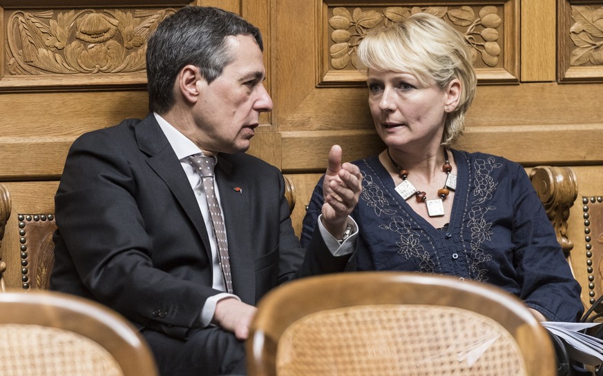 Der «Kranken-Cassis» und Morets «problematische» Rüstungs-Lobby