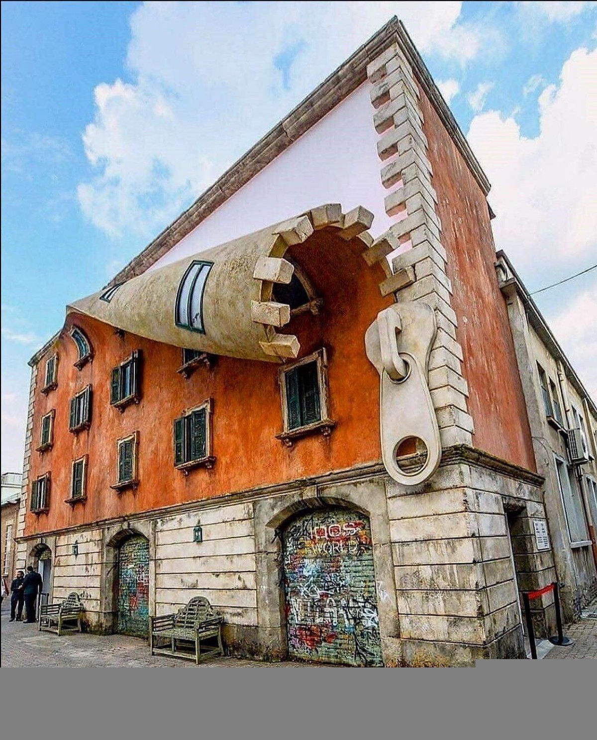 Wer kГ¶nnte das wohl sein...? рџ¤” LG, PICDUMP\nHeutiger Kunstbeitrag: 
Alex Chinneck entkleidet ein GebГ¤ude im Tortona Viertel in Milano.