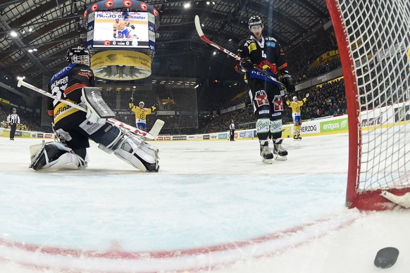 Der Puck ist drin: Noah Schneeberger jubelt im Hintergrund.