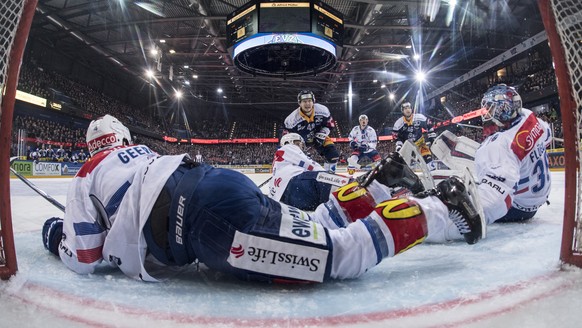 Der Zuger Carl Klingberg, mitte, scheitert an der Zuercher Verteidugung im fuenften Eishockey Playoff-Viertelfinalspiel der National League zwischen dem EV Zug und den ZSC Lions, am Dienstag, 20. Maer ...