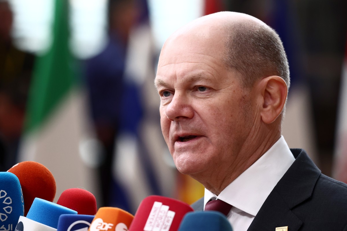 epa10538247 Germany's Chancellor Olaf Scholz speaks to the media as he arrives for a EU Summit in Brussels, Belgium, 23 March 2023. EU leaders will meet for a two-day summit in Brussels to discus ...