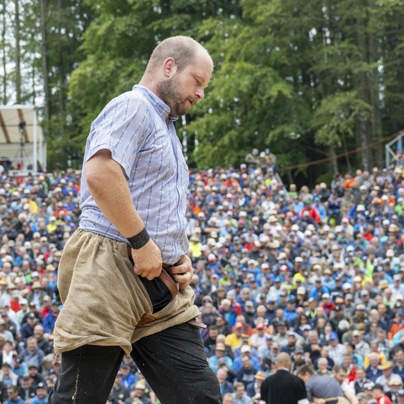 Adrian Klossner im 4. Gang beim traditionellen Bruenigschwinget am Sonntag, 28, Juli 2024 auf dem Bruenigpass. (KEYSTONE/Urs Flueeler).