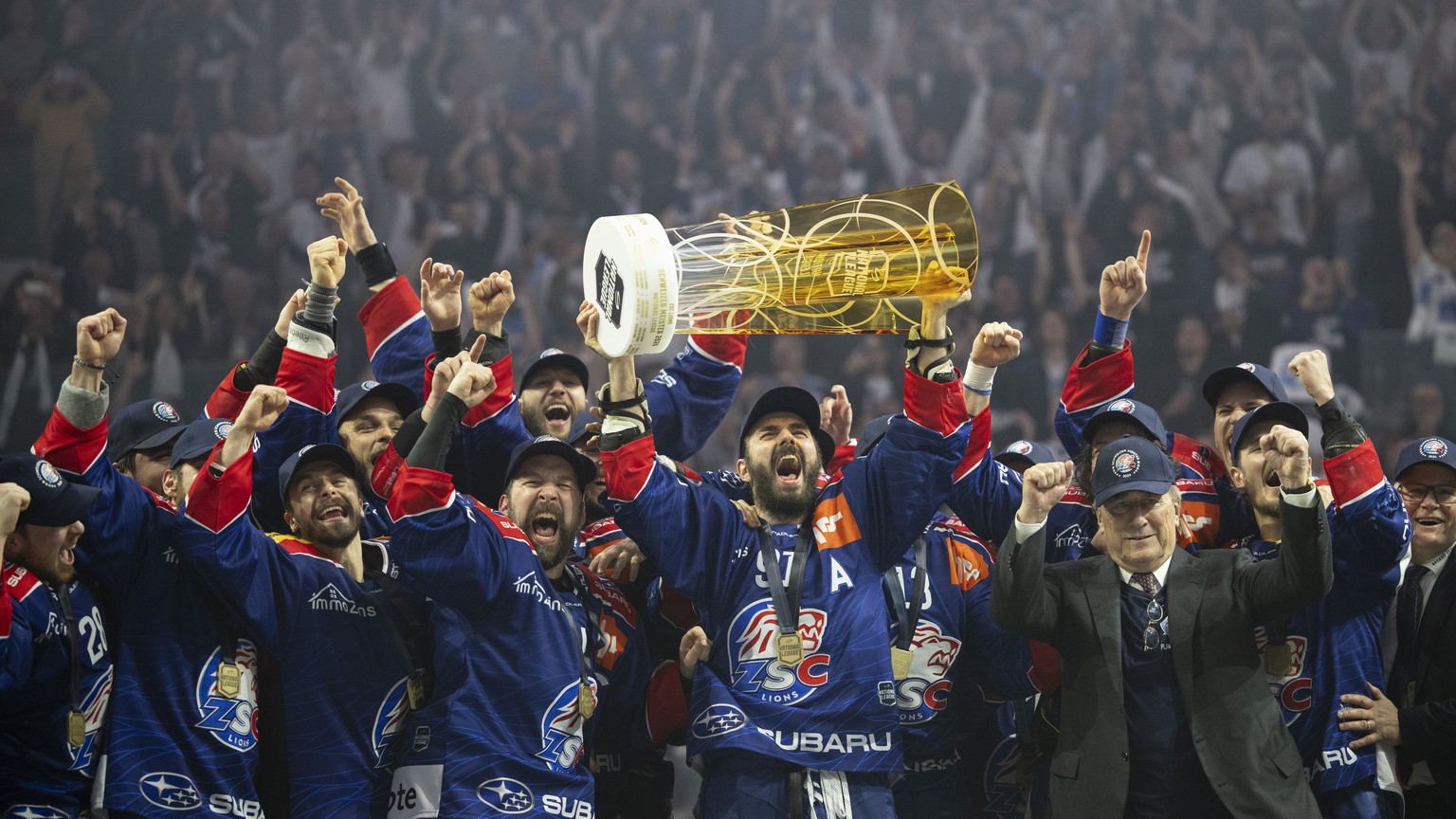 Die Zuercher jubeln mit dem Pokal im siebten Playoff Final Eishockeyspiel der National League zwischen den ZSC Lions und dem Lausanne HC, am Dienstag, 30. April 2024, in der Swiss Life Arena in Zueric ...