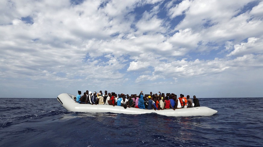 Gerettet, aber noch nicht in Sicherheit. Solche Bilder gehören im Mittelmeer dieses Jahr bereits zum Alltag.