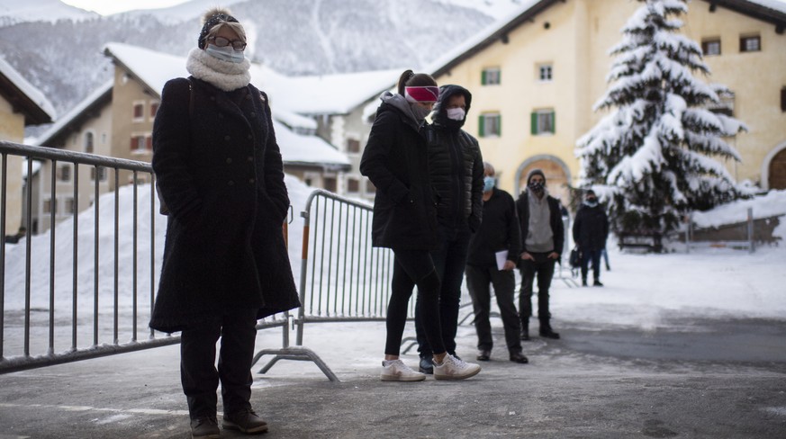 Menschen stehen an bei Covid-19 Flaechentests, aufgenommen am Freitag, 11. Dezember 2020, in Zuoz. Der Kanton Graubuenden fuehrt derzeit in drei Regionen freiwillige Flaechentests als Pilotprojekt dur ...