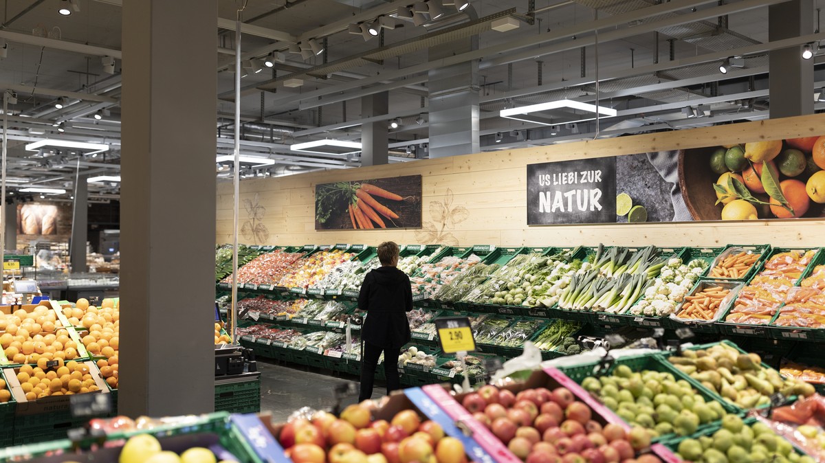 ZUR COOP FILIALE IM EINKAUFSZENTRUM SEEWEN MARKT STELLEN WIR IHNEN HEUTE FOLGENDES BILDMATERIAL ZUR VERFUEGUNG --- The fruit and vegetable department at the branch of retailer Coop at the shopping cen ...