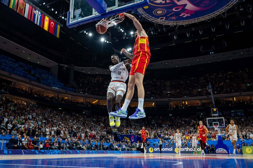 Basketball Berlin 16.09.2022 Eurobasket 2022 Halbfinale Deutschland GER - Spanien ESP Juancho Hernangomez Spanien, No.41 Dennis Schr�der / Schroeder Deutschland, No.17 Schr�der Schroder *** Basketball ...