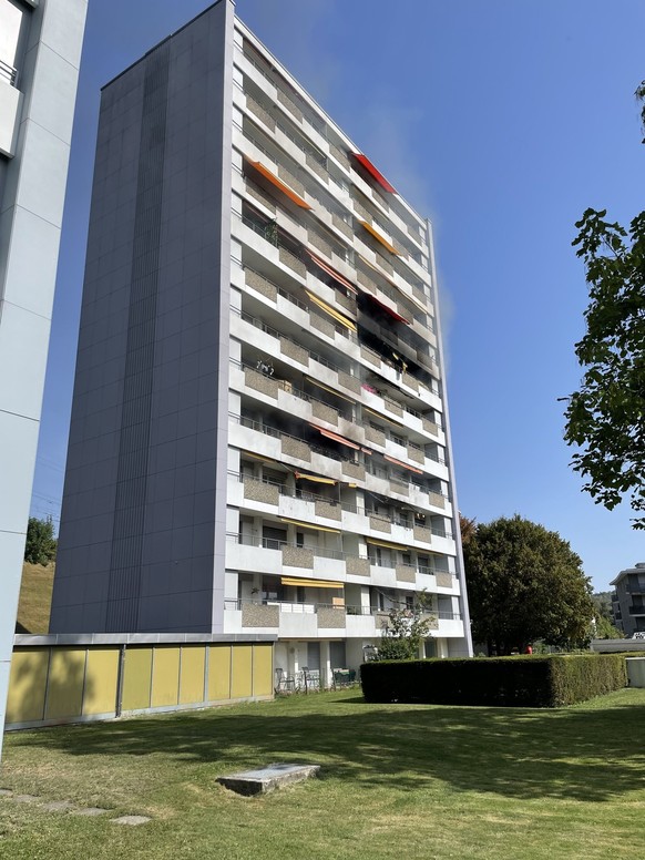 Wegen eines Balkonbrandes hat die Feuerwehr am 24. August 2023 einen Wohnblock in Brugg AG evakuiert.