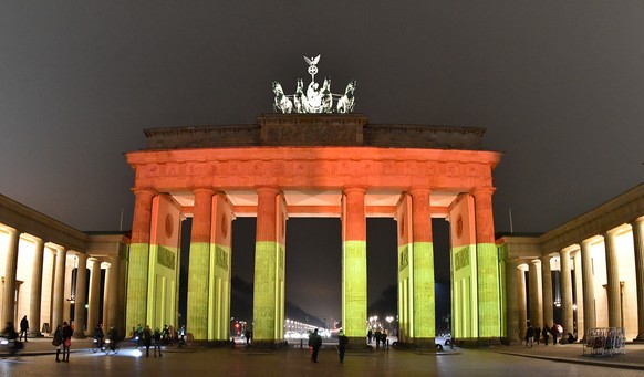 Das Brandenburger Tor leuchtet am 20.12.2016 in Berlin nach dem Anschlag auf dem Weihnachtsmarkt am Breitscheidplatz in den deutschen Nationalfarben «schwarz - rot - gold». Bei dem Anschlag am 19.12.2 ...