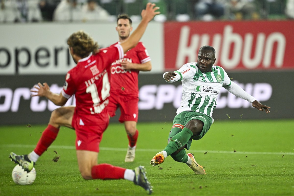 Chadrac Akolo (SG), rechts, zieht ab, links Numa Lavanchy (SIO), im Fussball Meisterschaftsspiel der Swiss Super League zwischen dem FC St. Gallen (St. Gallen) und dem FC Sion (FCS), am Samstag, 2. No ...