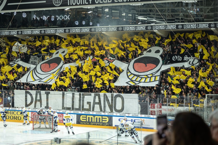 Lugano's fans during the preliminary round game of National League Swiss ice hockey Championship 2022/23 between the HC Lugano and HC Ambri-Piotta at the Corner Arena in Lugano, Tuesday, November 1 ,  ...