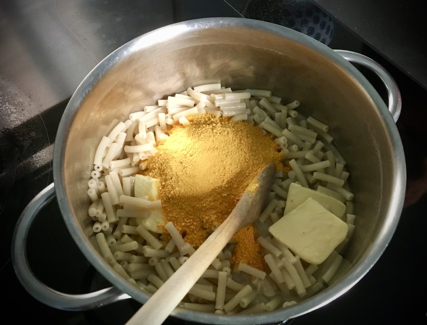 mac&#039;n&#039;cheetos macaroni cheese with flamin&#039; hot cheetos käse pasta nudeln usa amerika essen food snacks trash junk food hipster