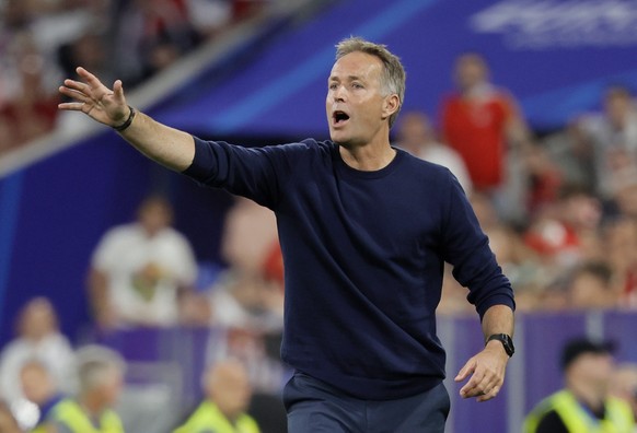 epa11437645 Head coach Kasper Hjulmand of Denmark reacts during the UEFA EURO 2024 Group C soccer match between Denmark and Serbia, in Munich, Germany, 25 June 2024. EPA/RONALD WITTEK