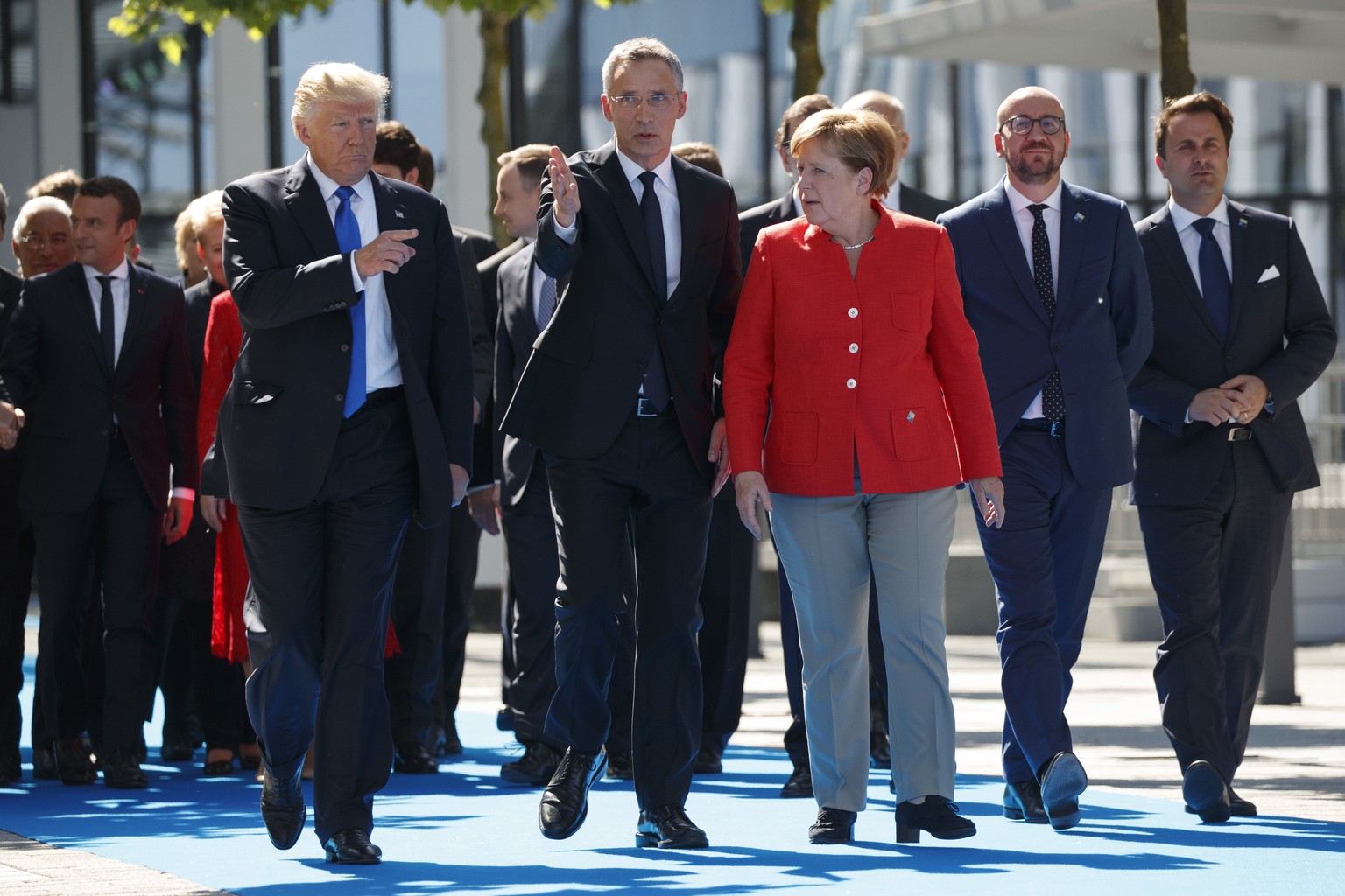 Schwieriges Beschnuppern: Donald Trump, Nato-Generalsekretär Jens Stoltenberg und Angela Merkel beim NATO-Gipfel in Brüssel im Mai 2017.