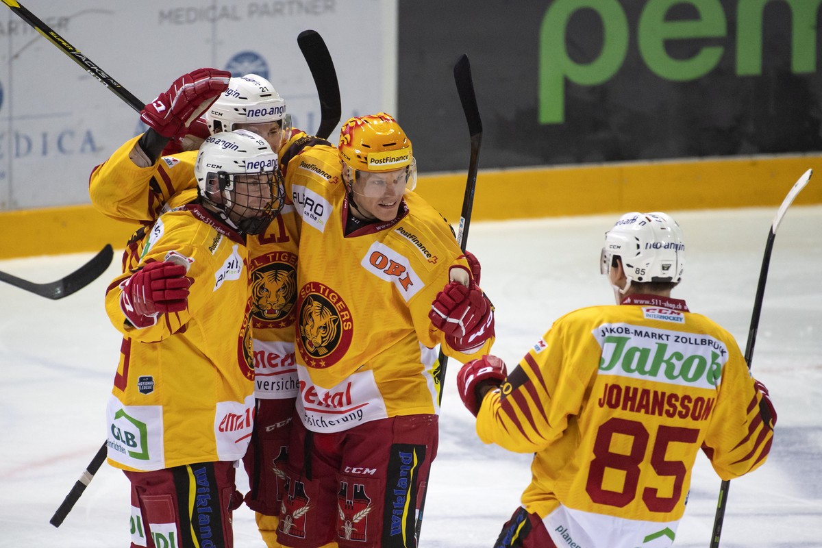 Tigers's player Harri Pesonen celebrates with his teammates the 0-2 goal, during the preliminary round game of National League Swiss Championship 2018/19 between HC Lugano and SCL Tigers, in Luga ...