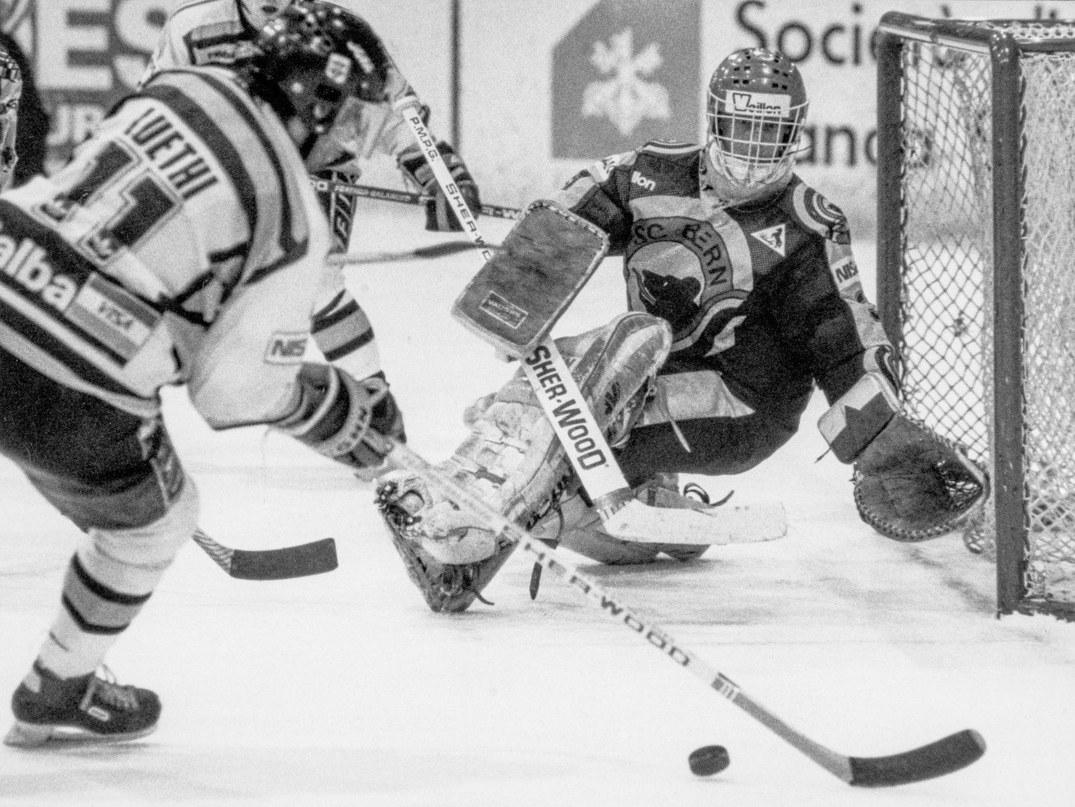 Renato Tosio, Goalie des SC Bern, wehrt am 12. Maerz 1989 in der Resega in Lugano im Playoff-Finalspiel der Eishockeymeisterschaft der Nationalliga A gegen den HC Lugano einen Angriff des Luganesi Lue ...