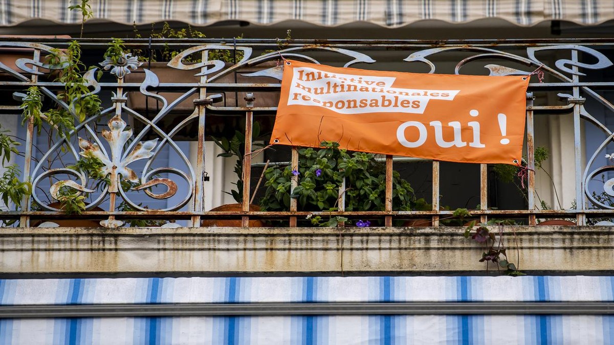 Un drapeau en faveur de l'initiative multinationales responsables (Konzern-verantwortungs initiative) est visible sur un balcon d'une habitation le mardi 13 octobre 2020 a Lausanne. Le 29 no ...