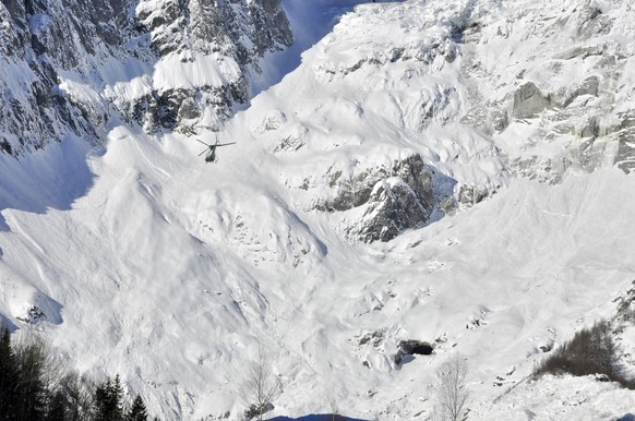 epa07342657 Recovery operations underway for the bodies of three free riders killed in an avalanche in Val Veny, identified as two British and a French, near the Alpine resort of Courmayeur, northwest ...