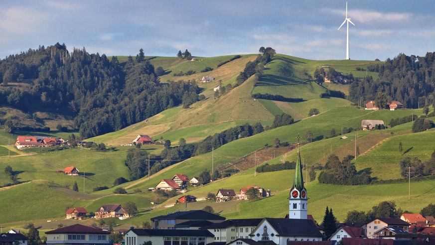 ZUR HEUTIGEN TRENDUMFRAGE DER SRG ZU DEN EIDGENOESSISCHEN ABSTIMMUNGEN VOM SONNTAG, 25. SEPTEMBER 2016, STELLEN WIR IHNEN FOLGENDES BILDMATERIAL ZUR VERFUEGUNG - A wind turbine above Entlebuch in the  ...