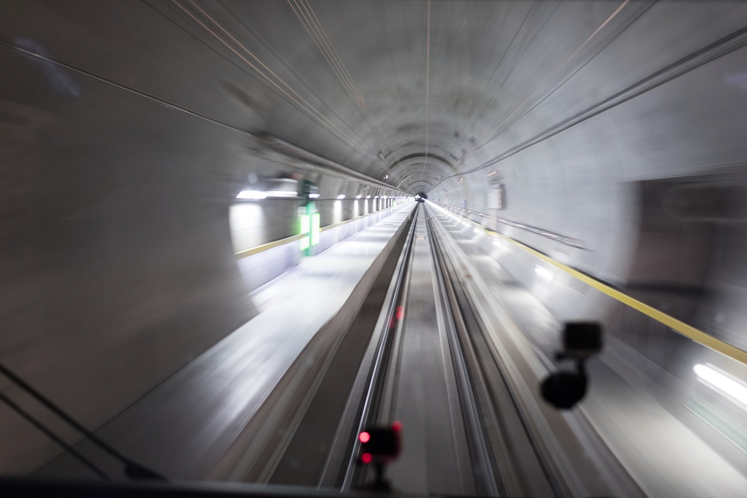 ANLAESSLICH DES TESTBETRIEBS IM GOTTHARD BASISTUNNELS STELLEN WIR IHNEN HEUTE, DONNERSTAG, 19.11.2015, FOLGENDES NEUES BILDMATERIAL EINER TESTFAHRT DURCH DEN BASISTUNNEL ZUR VERFUEGUNG --- The emergen ...