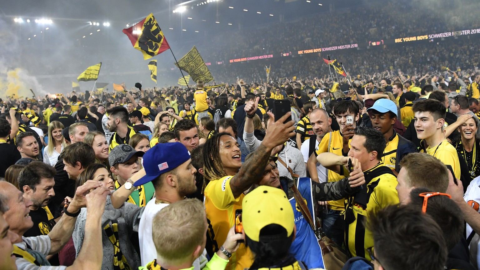 YBs Kevin Mbabu, Mitte, macht das Meisterschaftsselfie, nach dem Super League Spiel zwischen dem BSC Young Boys und dem FC Luzern, am Samstag, 28. April 2018 im Stade de Suisse in Bern. Mit dem Sieg s ...