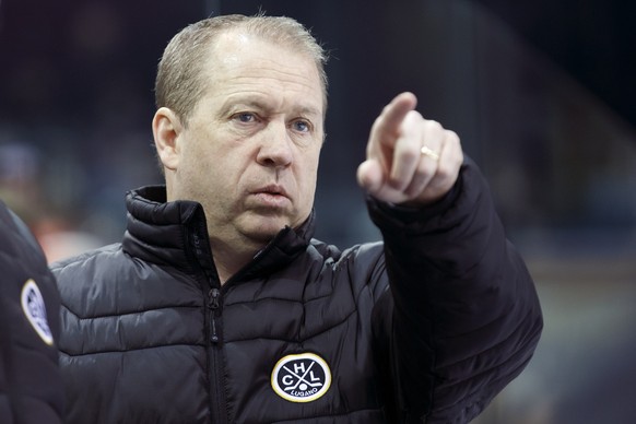 ZUM EISHOCKEY PLAYOFF-VIERTELFINAL ZWISCHEN DEN ZSC LIONS UND DEM HC LUGANO STELLEN WIR IHNEN FOLGENDES BILDMATERIAL ZUR VERFUEGUNG  The new Lugano&#039;s Head coach Greg Ireland gestures, during the ...