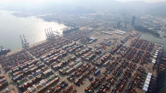 Der Hafen von Yantian. Hier werden täglich mehrere Zehntausend Container mit Waren befüllt und über die Weltmeere verschifft.