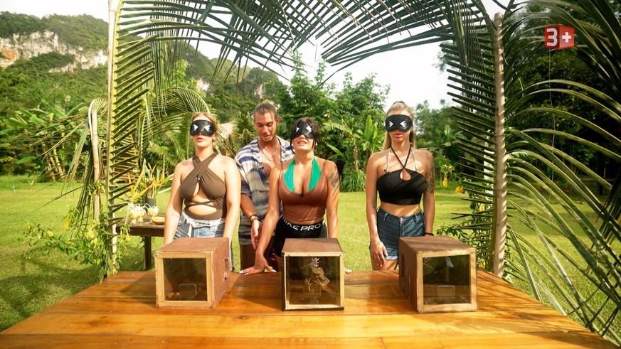 Lea, Leo, Sabrina (from left) and the secret boxes.