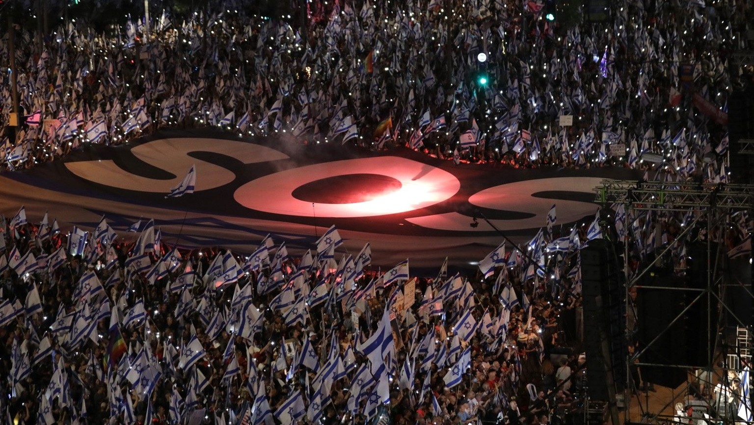 epa10748435 Anti-government protesters take part in a rally against the Israeli government&#039;s justice system reform plans in Tel Aviv, Israel, 15 July 2023. Mass protests continue across the count ...