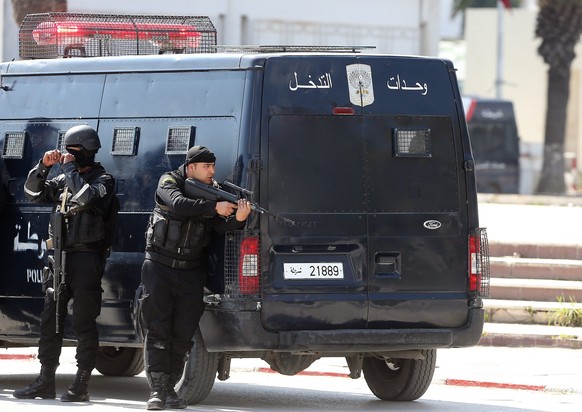 epa04667678 Members of the Tunisian security services take up a position outside the National Bardo Museum, near the country's parliament after gunmen reportedly took hostages at Tunisia museum in Tunis,Tunisia on 18 March 2015 EPA/MOHAMED MESSARA