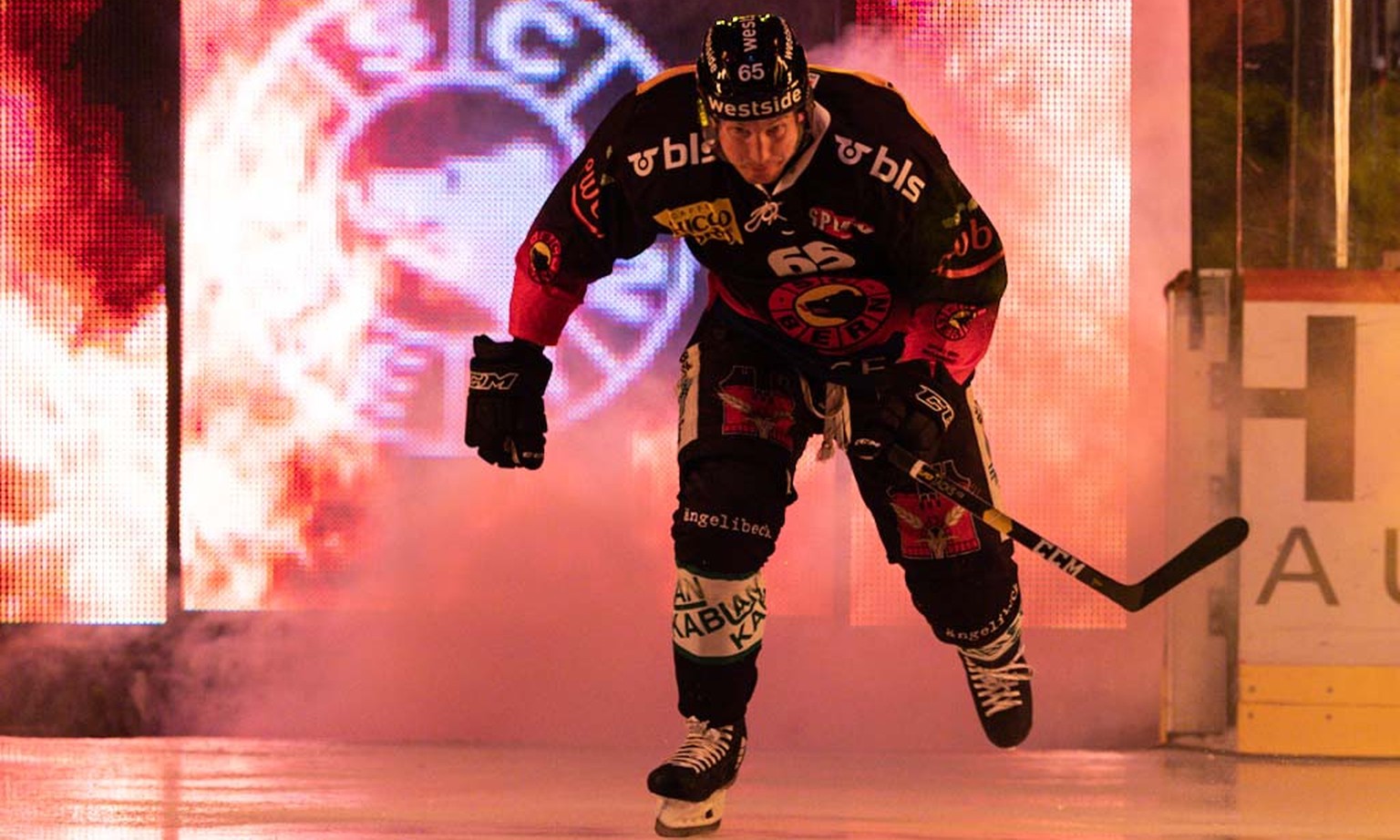 Berns Ramon Untersander laeuft aufs Eis vor dem dritten Eishockey Playoff-Viertelfinalspiel der National League zwischen dem SC Bern und dem Geneve-Servette HC am Donnerstag, 14. Maerz 2019 in der Pos ...