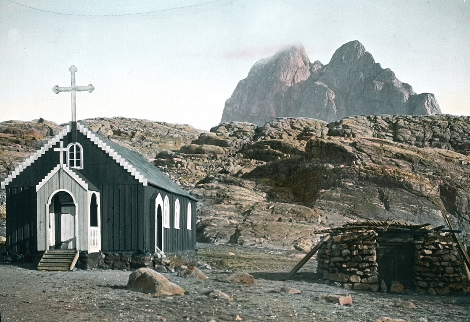 Kirche mit kleiner Hütte, Felsgestein, Bergmassiv, bewölkt, 07.00 a.m.
Fotograf:
Heim, Arnold 
Titel:
Kirche Umanak (Uummannaq) 
Beschreibung:
Kirche mit kleiner Hütte, Felsgestein, Bergmassiv, bewölk ...