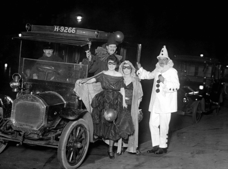 Bildnummer: 60104464 Datum: 01.01.1900 Copyright: imago/United Archives International Chelsea Arts Club Ball at the Albert Hall. A Taxi Party leaves after the ball on 2 January 1920 ¬ kbdig 1900 quadr ...