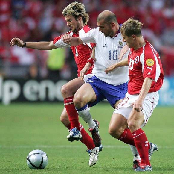 IMAGO / Ulmer

Zinedine Zidane (Frankreich, Mitte) gegen Raphael Wicky (li.) und Christoph Spycher (beide Schweiz)