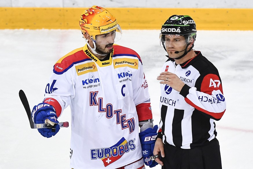 Klotens Denis Hollenstein, links, diskutiert mit Headschiedsrichter Yann Erard im Eishockey National League A Spiel zwischen dem EHC Biel und dem EHC Kloten, am Samstag, 10. Dezember 2016, in der Tiss ...