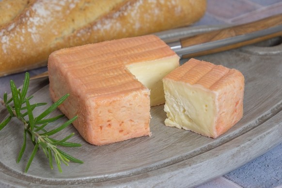 Maroillen, Käse aus Nordfrankreich, auf einem Schnittbrett, Nahaufnahme