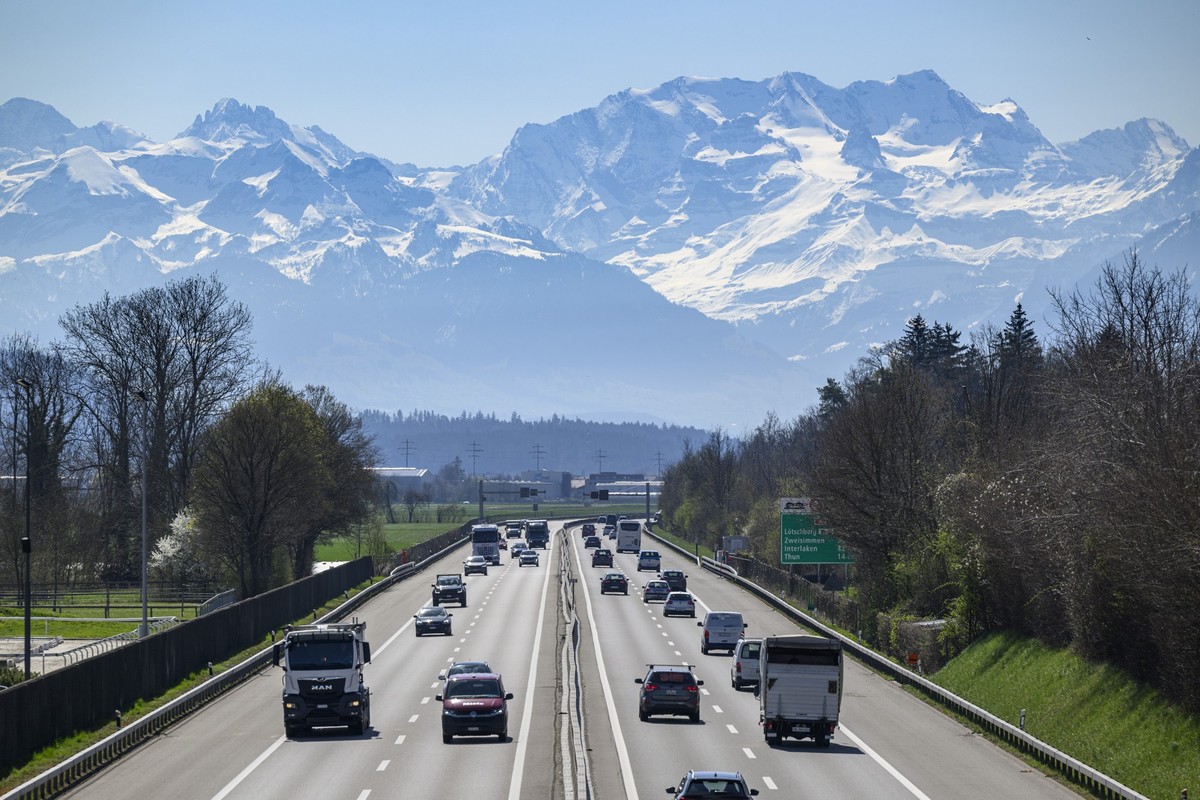 Die Autobahn A6 bei Muensingen mit Blick in Richtung Bluemlisalphorn, fotografiert am Freitag, 4. April 2025. (KEYSTONE/Christian Beutler)
